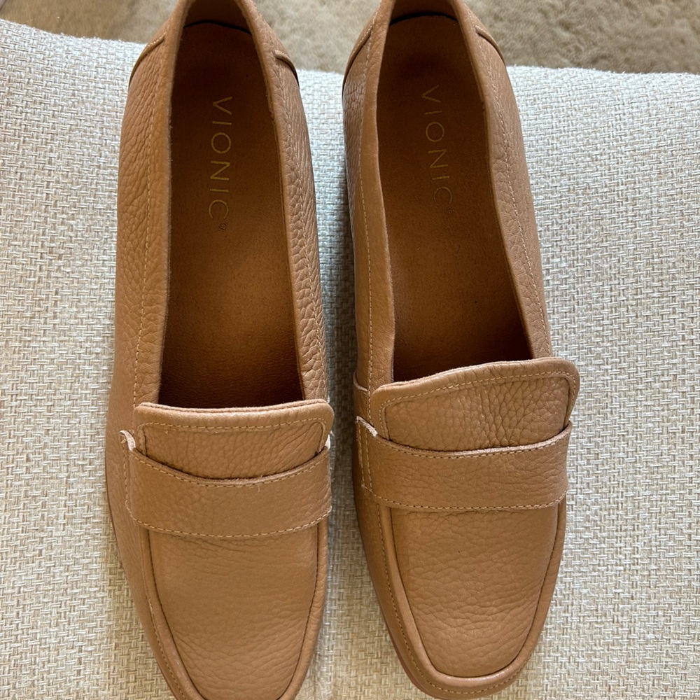 Women’s 8 Vionic Tan Leather Loafers
